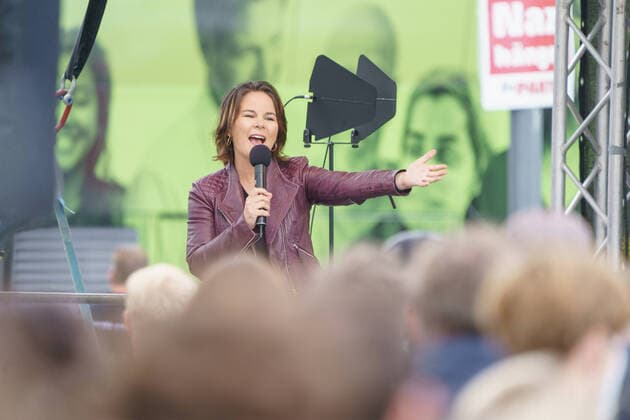 Bilder des Jahres 2021, News 08 August News Themen der Woche KW34 News Bilder des Tages Annalena Baerbock, Spitzenkandidatin und Bundesvorsitzende von BÜNDNIS 90 DIE GRÜNEN - Wahlkampfveranstaltung auf dem Platz der Kieler Matrosen in Kiel - Schleswig-Holstein -;Annalena Baerbock, Spitzenkandidatin und Bundesvorsitzende von BÜNDNIS 90 DIE GRÜNEN - Wahlkampfveranstaltung auf dem Platz der Kieler Matrosen in Kiel - Schleswig-Holstein -, Kiel Schleswig-Holstein Deutschland Platz der Kieler Matrosen