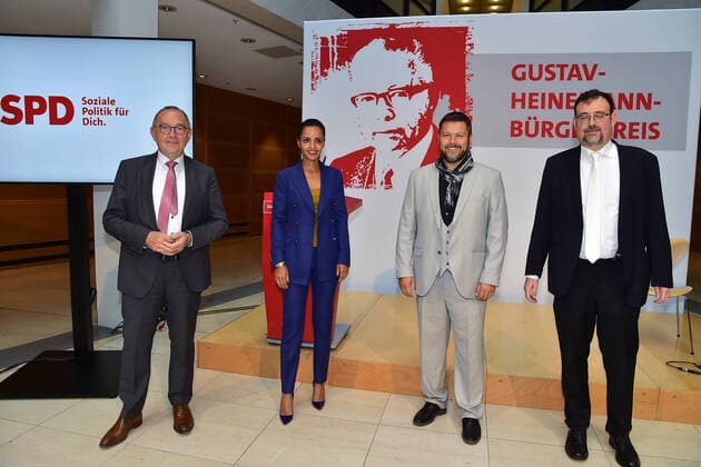 Bilder des Jahres 2021, News 08 August News Themen der Woche KW34 News Bilder des Tages Gustav Heinemann Bürgerpreis 2021 Norbert-Walter Borjans, Sawsan Mohammed Chebli, Ender Cetin, (Imam), Elias Dray Verleihung des Gustav-Heinemann Bürgerpreises im Atrium des Willy-Brandt-Haus in Berlin am 26.08.2021