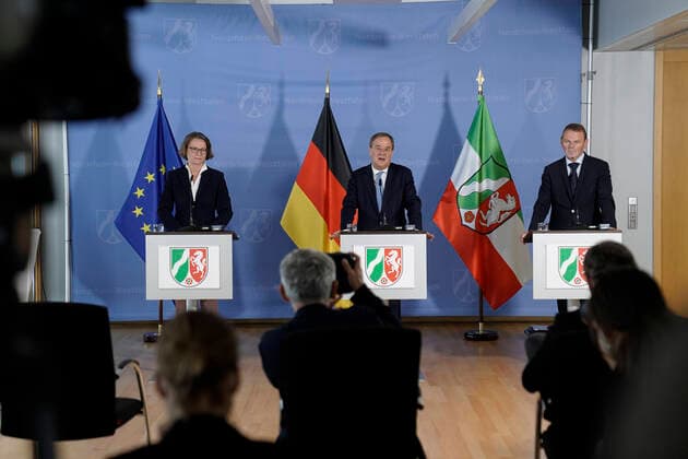 Bilder des Jahres 2021, News 08 August News Themen der Woche KW34 Staatskanzlei-NRW Pressekonferenz zum Wiederaufbau nach der Flutkatastrophe Aktuell, 27.08.2021, Duesseldorf, Armin Laschet Ministerpraesident von Nordrhein-Westfalen, CDU-Vorsitzender und Kanzlerkandidat gemeinsam mit Ina Scharrenbach Ministerin fuer Heimat, Kommunales, Bauen und Gleichstellung sowie Fritz Jaeckel Hauptgeschaeftsfuehrer der IHK in Muenster in der Pressekonferenz zum Thema Wiederaufbau nach der Flutkatastrophe in Nordrhein-Westfalen in der Staatskanzlei in Duesseldorf Duesseldorf Nordrhein-Westfalen Deutschland