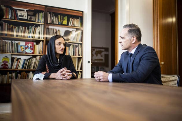 Bilder des Jahres 2021, News 08 August News Themen der Woche KW34 News Bilder des Tages Heiko Maas (R), Bundesaussenminister, trifft Zarifa Ghafari (L), Frauenrechtlerin und Buergermeisterin in Afghanistan, zu einem Gespraech in Berlin, 27.08.2021. Berlin Germany