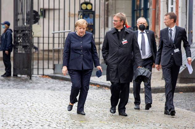 Bilder des Jahres 2021, News 08 August News Themen der Woche KW34 News Bilder des Tages Angela Merkel und Karl Jüsten beim ökumenischen Gottesdienst für die Opfer der Flutkatastrophe im Hohen Dom zu Aachen. Aachen, 28.08.2021
