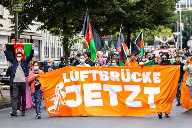 Bilder des Jahres 2021, News 08 August News Themen der Woche KW34 News Bilder des Tages Hannover, Deutschland 28. August 2021: News - 2021 - Demonstration des Buendnis Seebruecke - 28.08.2021 Der Demonstrationszug laeuft durch die Stadt. Auf dem vorderen Transparent ist die Aufschrift Luftbrücke jetzt zu sehen. Das Buendnis Seebruecke fordert unter dem Motto Luftbruecke jetzt! die Fortsetzung der Evakuierung von afghanischen Ortskraeften und Partnern der Bundesregierung und Bundeswehr aus Afghanistan, nachdem die radikal-islamischen Taliban die Macht dort uebernommen haben. Niedersachsen Copyright: xFotostandx xMattheyx