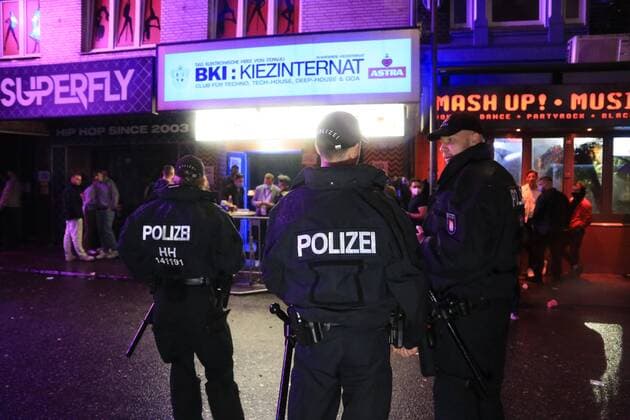 Bilder des Jahres 2021, News 08 August News Themen der Woche KW34 Hamburg der 28.08.2021 - Punkt 0:00 Uhr öffnete das Blankenese Kiezinternat in der Großen Freiheit 10 seine Türen. Mit Inkrafttreten der 2G Regeln wollte Clubchef Said Abou-Chabab mit rund 120 Gästen auf dem Kiez feiern. Doch das Vergnügen war nur von kurzer Dauer. Um 1:35 Uhr beendeten Polizei und Gesundheitsamt die Party, so der Führungs- und Lagedienst der Polizei. Innerhalb des BKI:Kiezinternates wurden zahlreiche Verstöße gegen die Maskenpflicht festgestellt. Außerdem waren einige Gäste und auch ein Türsteher nicht geimpft. Um 2:26 Uhr war dann auch der letzte Gast aus dem Laden und die polizeilichen Maßnahmen abgeschlossen. Erste 2G-Party auf dem Kiez vom Gesundheitsamt beendet, Hamburg Hamburg Deutschland St. Pauli