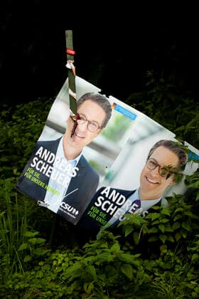 Bundestagswahlkampf 2021 29.08.2021, GER, Bayern, Passau: Ein Wahlplakat von Andreas Scheuer wurde zerstört und auf einem Pfosten aufgespießt.