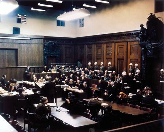 IInternational Military Tribunal (IMT) November 20, 1945 - October 1, 1946 Court House, Room 600 (Justizgebäude, Fürther Str., Schwurgerichtssaal, Saal 600) The court room during the International War Crimes Trial Nuremberg (Nürnberg) Germany 1945 Photo: Raymond D’Addario, US Signal Corps ! ACHTUNG: AUFNAHMEDATUM GESCHÄTZT!