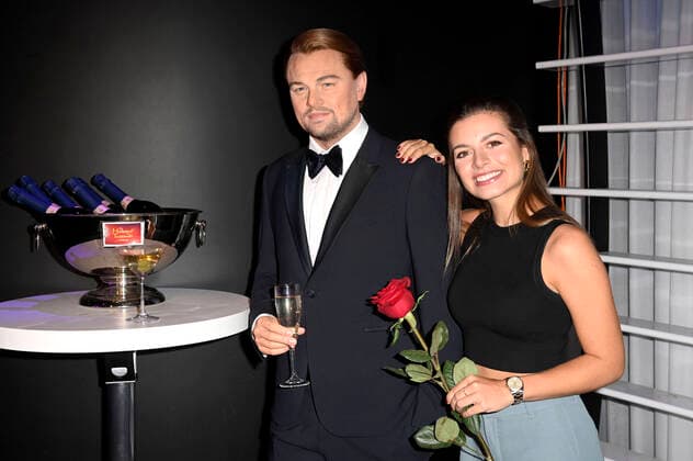 Bilder des Jahres 2021, Entertainment 08 August Entertainment Themen der Woche KW35 Entertainment Bilder des Tages Maxime Herbord bei der Enthüllung der Wachsfigur von Leonardo DiCaprio im Madame Tussauds. Berlin, 31.08.2021