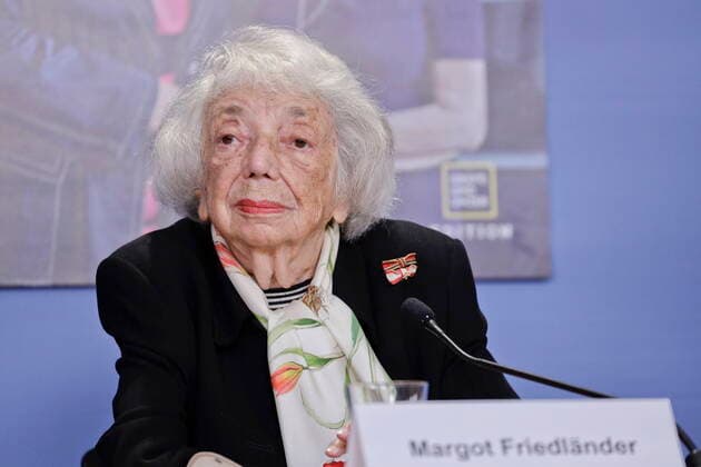 Bilder des Jahres 2021, News 09 September News Themen der Woche KW35 News Bilder des Tages 01.09.2021, Berlin, Deutschland - Buchvorstellung Ich tue es fuer Euch -Was wir von einer hundertjaehrigen Holocaustueberlebenden ueber Vergebung, Hoffnung und Toleranz lernen koennen-von Margot Friedlaender. Foto: Margot Friedlaender, Holocaustueberlebende und Zeitzeugin.