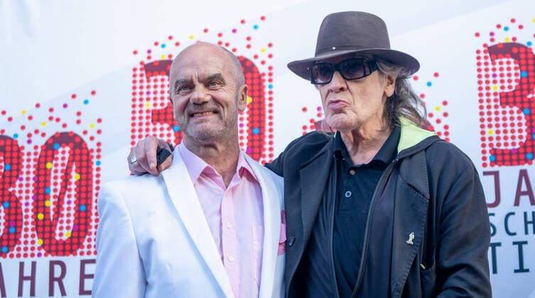 Bilder des Jahres 2021, Entertainment 09 September Entertainment Themen der Woche KW35 Entertainment Bilder des Tages Jubiläumsgala 30 Jahre SchmidtÂ s Tivoli auf der Reeperbahn in Hamburg Roter Teppich Corny Littmann mit Udo Lindenberg;Jubiläumsgala 30 Jahre SchmidtÂ s Tivoli auf der Reeperbahn in Hamburg Roter Teppich Corny Littmann mit Udo Lindenberg, Hamburg Hamburg Deutschland Schmidts Tivoli