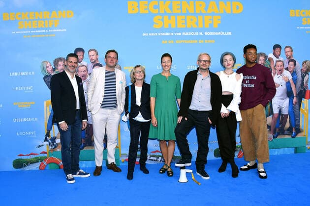 Bilder des Jahres 2021, Entertainment 09 September Entertainment Themen der Woche KW35 Entertainment Bilder des Tages Rick Kavanian, Sebastian Bezzel, Gisela Schneeberger, Johanna Wokalek, Milan Peschel, Sarah Mahita und Dimitri Abold bei der Beckenrand Sheriff Film Premiere am 1.09.2021 in München Beckenrand Sheriff Film Premiere in München