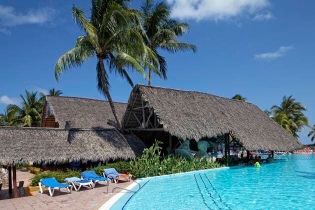 Pool, Poolbar mit Palmblätter-Dach, Sonnenliegen, Kokospalmen (Cocos nusifera) Hotel Brisas, Playa St. Lucia, Provinz Camagüey, Karibik, Kuba, Mittelamerika Copyright: imageBROKER/NorbertxProbst iblnpr07137939.jpg