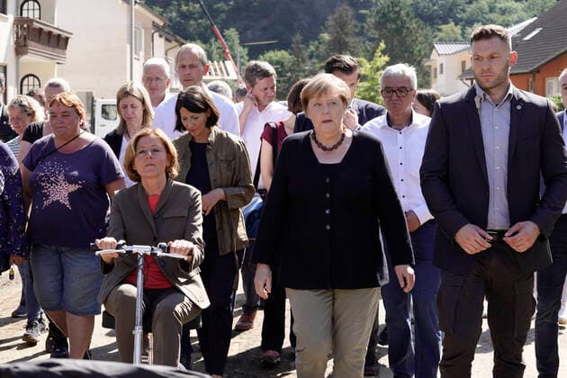 Bilder des Jahres 2021, News 09 September News Themen der Woche KW35 News Bilder des Tages Rundgang durch das von der Flut betroffene Altenburg durch die Bundeskanzlerin und Ministerpraesidentin von Rheinland-Pfalz Aktuell, 03.09.2021, Altenburg, Rundgang durch das von dem Hochwasser betroffene Ahrtal in Altenburg gemeinsam mit Bundeskanzlerin Dr. Angela Merkel und die Ministerpraesidentin von Rheinland-Pfalz Malu Dreyer Altenburg Rheinland-Pfalz Deutschland