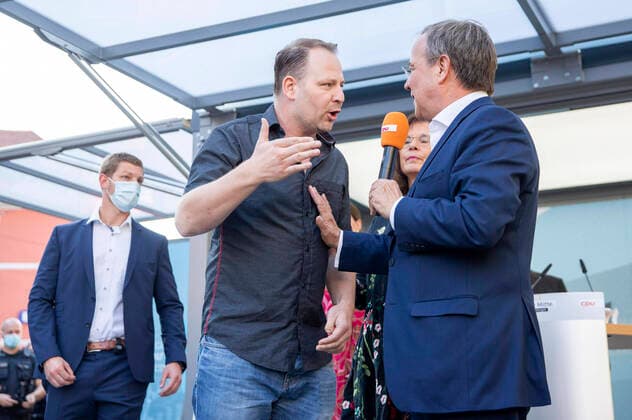 Bilder des Jahres 2021, News 09 September News Themen der Woche KW35 Querdenker Thomas Brauner und Armin Laschet bei einer Wahlkampfveranstaltung der CDU auf dem Erfurter Anger. Erfurt, 03.09.2021
