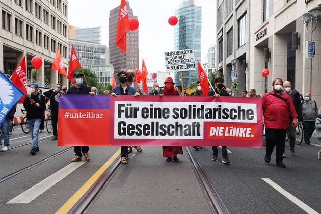 Bilder des Jahres 2021, News 09 September News Themen der Woche KW35 Entertainment Bilder des Tages News Bilder des Tages Menschen bei der Demonstration Unteilbar in Berlin am 4. September 2021. Die Protest richtet sich gegen den Klimawandel, gegen Rassismus und soziale Ungerechtigkeit. Demonstration Unteilbar in Berlin