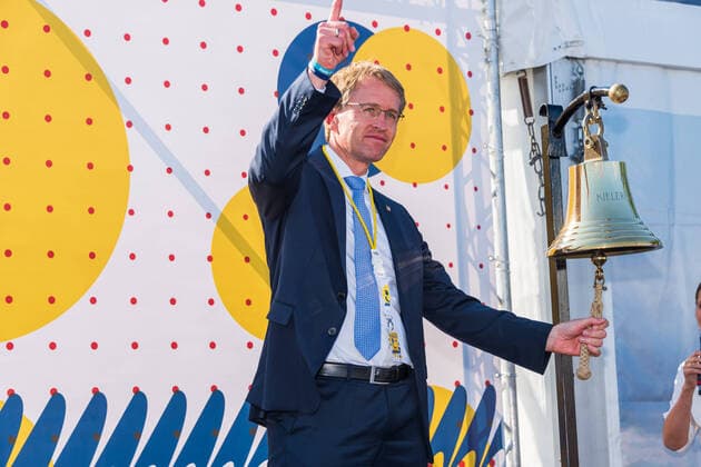 Bilder des Jahres 2021, News 09 September News Themen der Woche KW35 Entertainment Bilder des Tages News Bilder des Tages Kiel, Schilksee 4. September 2021 Die Kieler Woche 2021 ist eröffnet. Kleiner als ursprünglich geplant findet die Kieler Woche vom 4. 12. September statt. Den Schwerpunkt bilden in diesem Jahr die Segelwettbewerbe vor Schilksee. Nur dort gibt es einen Gastronomiebereich. Coronabedingt finden in der Stadt Kiel nur wenige kleine Konzerte statt, ohne Flaniermeilen und Festivalstimmung. Die Kieler Woche 2021 wurde von Ministerpräsident Daniel Günther (Glasen mit der Schiffsglocke) und dem Weltumsegler Boris Herrmann (Typhon Signal) eröffnet. Mit dabei Landesvizepräsidentin Kirsten Eickhoff-Weber, Stadtpräsident Hans-Werner Tovar, OB Ulf Kämpfer, Prof. Dr. Katja Matthes, Dirk Ramhorst, Moderatorin Kristin Recke