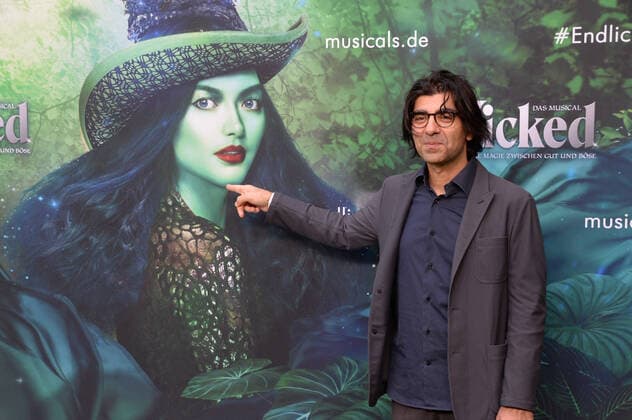 Bilder des Jahres 2021, Entertainment 09 September Entertainment Themen der Woche KW35 Entertainment Bilder des Tages Hamburg der 05.09.2021 - Fatih Akin zu Gast bei der Deutschlandpremiere des Musical Wicked Magie zwischen gut und böse in Hamburg. Das Musical wird seit Anfang September 2021 im Stage Operettenhaus Neue Flora gespielt. Wicked - Das Musical feierte in Hamburg Deutschlandpremiere, Hamburg Hamburg Deutschland Altona