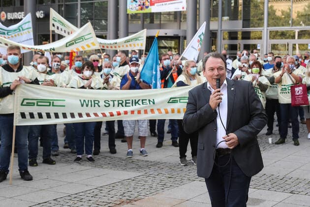 Bilder des Jahres 2021, News 09 September News Themen der Woche KW36 News Bilder des Tages Vorstandsmitglied Tarif DB BetrVG GDL Mitglied Mario Reiß spricht zu den Demoteilnehmern anstatt GDL Chef Claus Weselsky - GDL die Gewerkschaft der Lokführer streikt auf dem Bahnhofsvorplatz am Magdeburger Hauptbahnhof in Magdeburg, angekündigt zur Demo war auch GDL Chef Claus Weselsky der aber am Morgen den Termin abgesagt hat.