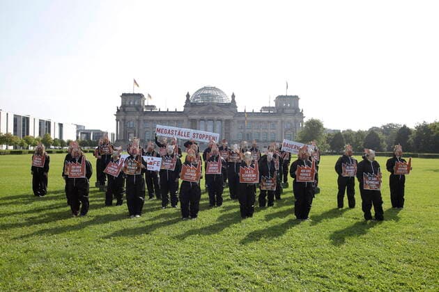 Bilder des Jahres 2021, News 09 September News Themen der Woche KW36 07.09.2021, Berlin, Deutschland - Demonstration Megastaelle stoppen Ð Bauernhoefe statt Tierfabriken! vor dem Reichstag in Berlin. Foto: Mit Tiermasken verkleidete Demonstrant:innen fordern heute vor dem Bundestag: Bauernhoefe statt Tierfabriken! Vor der Bundestagswahl treten die Vertreter:innen des ãWir haben es satt!Ò-Buendnisses fuer eine zukunftsfaehige Agrarpolitik ein.