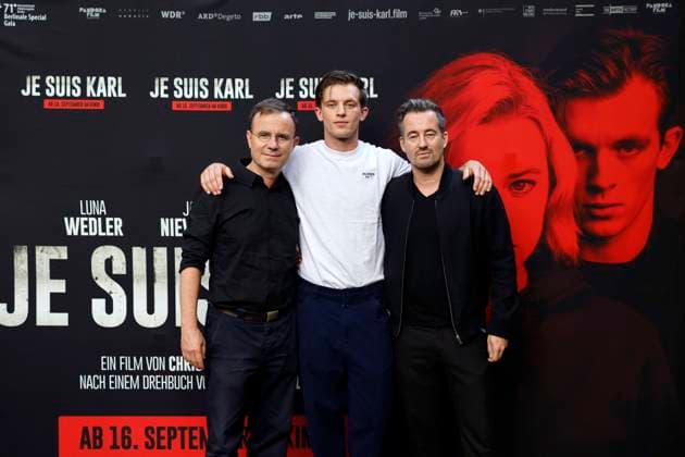 Bilder des Jahres 2021, Entertainment 09 September Entertainment Themen der Woche KW36 Entertainment Bilder des Tages Thomas Wendrich, Jannis Niewöhner und Christian Schwochow bei der Premiere des Kinofilms Je suis Karl im Odeon Kino. Köln, 09.09.2021