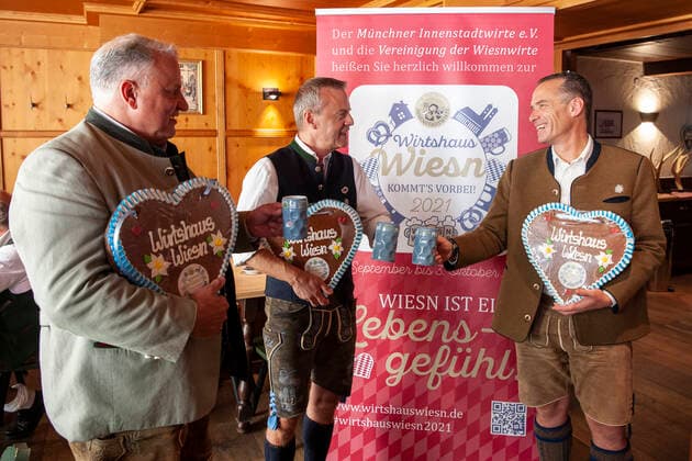 Muenchen, Pressekonferenz zur 2. Wirtshauswiesn im Augustiner am Platzl beim Wirteehepaar Oliver und Barbara Wendel, v. l. Christian Schottenhamel, Gregor Lemke und Peter Inselkammer