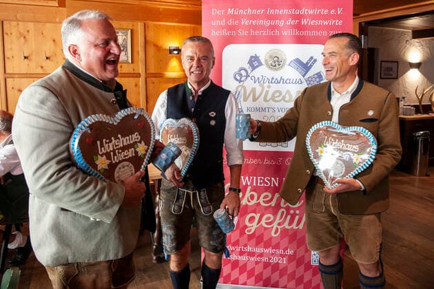Muenchen, Pressekonferenz zur 2. Wirtshauswiesn im Augustiner am Platzl beim Wirteehepaar Oliver und Barbara Wendel, v. l. Christian Schottenhamel, Gregor Lemke und Peter Inselkammer
