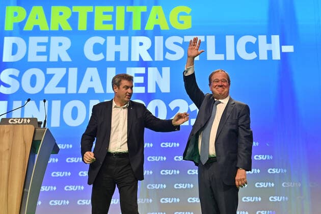Bilder des Jahres 2021, News 09 September News Themen der Woche KW36 v.li:Markus SOEDER (Ministerpraesident Bayern und CSU Vorsitzender) begruesst Armin LASCHET (CDU Vorsitzender und Kanzlerkandidat), der sich auf der Buehne feiern laesst, CSU Parteitag 2021 am 10. und 11.09.2021 Messe Nuernberg.