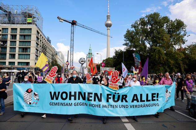 Bilder des Jahres 2021, News 09 September News Themen der Woche KW36 News Bilder des Tages Demonstration Wohnen für Alle! Gemeinsam gegen hohe Mieten und Verdrängung vom Alexanderplatz über die Straße Unter den Linden zum Großen Stern. Die Organisatoren rechnen mit 10.000 bis 30.000 Menschen. Laut Polizei sind 20.000 Teilnehmer angemeldet. Berlin, 11.09.2021