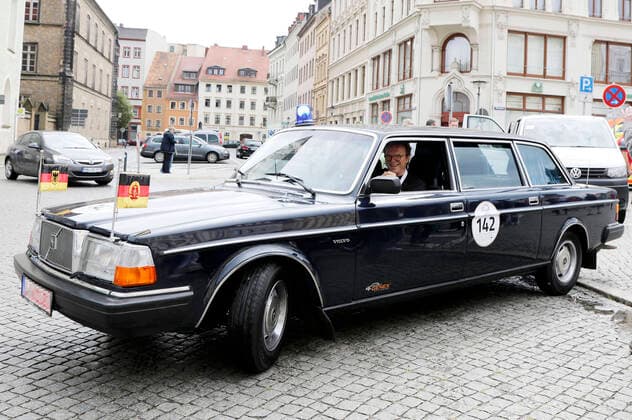 Bilder des Jahres 2021, Entertainment 09 September Entertainment Themen der Woche KW36 Entertainment Bilder des Tages Oliver Kreider und Wolfang Lippert mit dem Volvo 264 TE Baujahr 1982 der DDR Regierung bei der 9. Rallye Elbflorenz auf dem Obermarkt. Görlitz, 11.09.2021