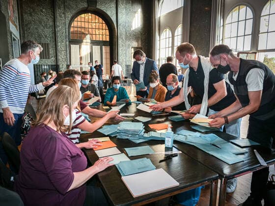 Bilder des Jahres 2021, News 09 September News Themen der Woche KW36 News Bilder des Tages Auszählung zur Kommunalwahl 2021 Punkt 18 Uhr beginnt die Auszählung der Wahlzettel im Neuen Rathaus in Hannover Copyright: xBerndxGüntherx