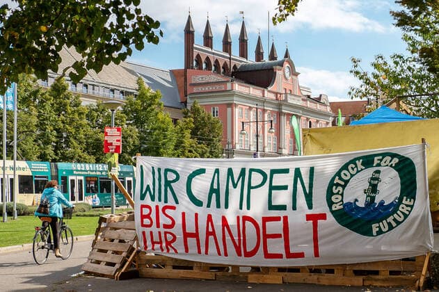 Bilder des Jahres 2021, News 09 September News Themen der Woche KW37 Kurz vor der Bundestagswahl: Am 24.09. Klimastreik - 14.09.2021: Symbolfoto: Klimakrise - Am 24.9. plant Fridays for Future unter dem Motto ANOTHER WORLD IS POSSIBLE - EINE BESSERE WELT IST MÖGLICH weltweit Aktionen in rund 80 Staaten. In Deutschland gibt es so kurz vor der Bundestagswahl rund 200 Demonstrationen. In Rostock startet die Demo um 15 Uhr. Zudem wird gerade in der Hansestadt ein Klima-Camp (Foto) bei der Marienkirche errichtet. Rostock Mecklenburg-Vorpommern Deutschland