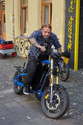Bilder des Jahres 2021, Entertainment 09 September Entertainment Themen der Woche KW37 Martin Kesici - Erste Ausstellung im Mobility Space mit dem ersten pedalgesteuerten Elektromotorrad eROCKIT der Welt in Berlin-Friedrichshain am 15.09.2021. Mobility Space by ADAC meets eROCKIT