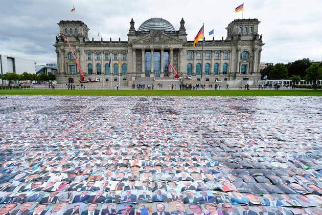 Bilder des Jahres 2021, News 09 September News Themen der Woche KW37 News Bilder des Tages Aktion von Seebruecke mit dem Thema 48.000 Mal Abschottung Aktuell, 16.09.2021, Berlin, Aktion der Organisation Seebruecke mit dem Thema 48.000 Mal Abschottung vor dem Platz der Republik - Grossaktion und Kundgebung zum Thema Menschenrechte sind unverhandelbar! mit den Bildern von Bundestagsabgeordneten. Berlin Berlin Deutschland