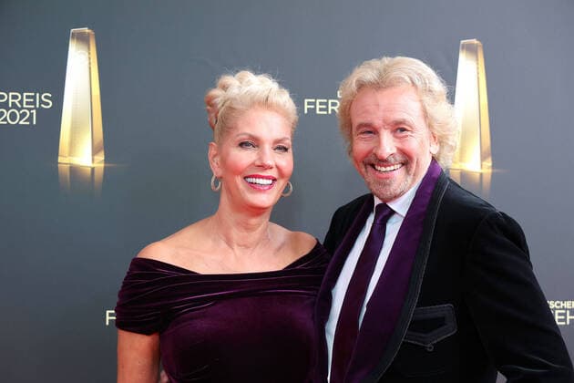 Bilder des Jahres 2021, Entertainment 09 September Entertainment Themen der Woche KW37 Thomas Gottschalk und Karina Mross bei der Ankunft zur Deutscher Fernsehpreis Verleihung am 16.09.2021 in Köln Deutscher Fernsehpreis Verleihung 2021 in Koeln