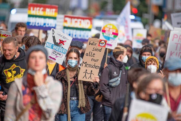 Bilder des Jahres 2021, News 09 September News Themen der Woche KW37 News Bilder des Tages Demonstranten laufen auf einem Protestmarsch durch die City von Rostock. Eine Woche vor der Bundestagswahl will das landesweite Bündnis unteilbarMV auf die Probleme im Land aufmerksam machen, die viele Menschen in Mecklenburg-Vorpommern umtreiben. Klima, Antirassismus und Soziale Gerechtigkeit stehen auf der Agenda ganz oben. An der Demonstration haben am Samstag nach Angaben vom Veranstalter etwa 1500 Menschen teilgenommen. ROSTOCK