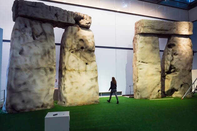 Bilder des Jahres 2021, News 09 September News Themen der Woche KW38 News Bilder des Tages Die Ausstellung Stonehenge in Herne startet am Donnerstag (23.09.2021) im LWL-Museum fuer Archaeologie (Foto vom 20.09.2021). In der weltweit ersten auf Laserscandaten basierenden Eins-zu-eins-Rekonstruktion sollen die Ausmasse des mehr als 4.000 Jahre alten Steinkreises erlebbar gemacht werden, wie der Landschaftsverband Westfalen-Lippe (LWL) am Montag in Herne erklaerte. Zudem werden aktuelle Forschungsergebnisse erstmals der Oeffentlichkeit praesentiert und Parallelen zur westfaelischen Archaeologie gezogen. Die Schau ist bis zum 25. September 2022 zu sehen. (Siehe epd-Meldung vom 20.09.2021) Stonehenge in Herne praesentiert Steinkreis-Rekonstruktion