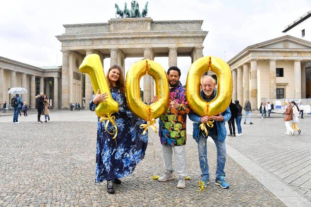 Bilder des Jahres 2021, Entertainment 09 September Entertainment Bilder des Tages Dieter Hallervorden, Alina Wichmann und Adel Tawil beim Fototermin Celebrate at the Gate - 100 Tage bis Silvester am Brandenburger Tor. Berlin, 22.09.2021