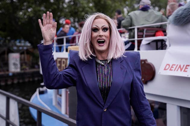 CSD auf der Spree mit SPD Spitzenkandidatin fuer Berlin Aktuell, 23.09.2021, Berlin Jurassica Parka Moderatorin der SPD Berlin Veranstaltung CSD fuer den Wahlkampf fuer das Abgeordnetenhaus auf der Spree auf der MS Ernst Reuter Berlin Berlin Deutschland
