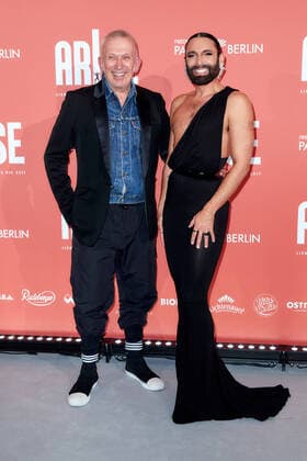 Bilder des Jahres 2021, Entertainment 09 September ARISE Grand Show Weltpremiere im Friedrichstadt-Palast Jean Paul Gaultier und Tom Neuwirth (Conchita Wurst) auf dem roten Teppich bei der Weltpremiere der ARISE Grand Show im Friedrichstadt-Palast in Berlin. Copyright: xEventpressxGolejewskix