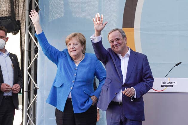 Bilder des Jahres 2021, News 09 September News Themen der Woche KW38 News Bilder des Tages Wahlkampf Abschluss der CDU Bundespartei Aktuell, 25.09.2021,Aachen, Angela Merkel die deutsche CDU Bundeskanzlerin gemeinsam mit Armin Laschet auf der Buehne beim Wahlkampfabschluss der Partei in Aachen-Burtscheid Aachen Nordrhein-Westfalen Deutschland