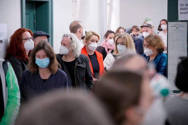 Bilder des Jahres 2021, News 09 September News Themen der Woche KW38 News Bilder des Tages Franziska Giffey Spitzenkandidatin der SPD Berlin bei ihrer Stimmabgabe zur Abgeordnetenhauswahl Aktuell, 26.09.2021, Franziska Giffey Spitzenkandidatin der SPD Berlin fuer die Abgeordnetenhauswahl und SPD-Landesvorsitzende in der Schlange des Wahllokal zur Wahl des Abgeordnetenhaus sowie der Bundestagswahl in ihrem Wahlkreis Friedrichshain Berlin Berlin Deutschland