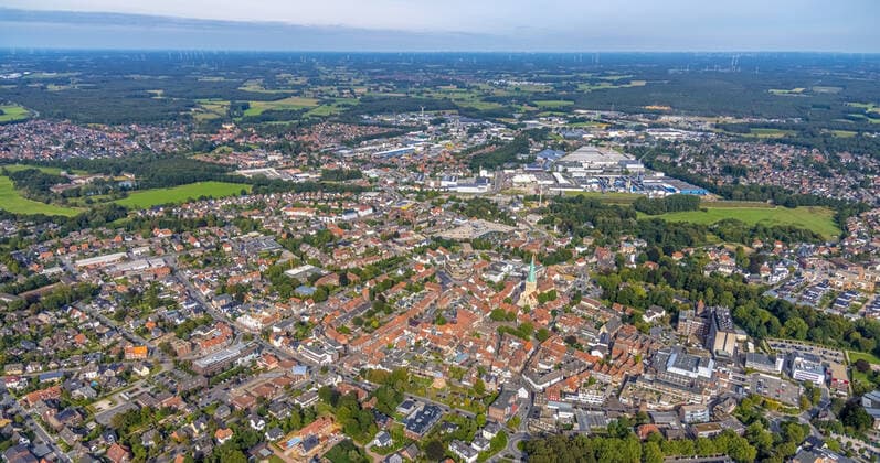 Luftbild, Innenstadt und Altstadt mit Marktplatz und kath. Kirche St. Remigius sowie Windräder am Horizont im Waldgebiet in Borken, Münsterland, Nordrhein-Westfalen, Deutschland !ACHTUNGxMINDESTHONORARx60xEURO!