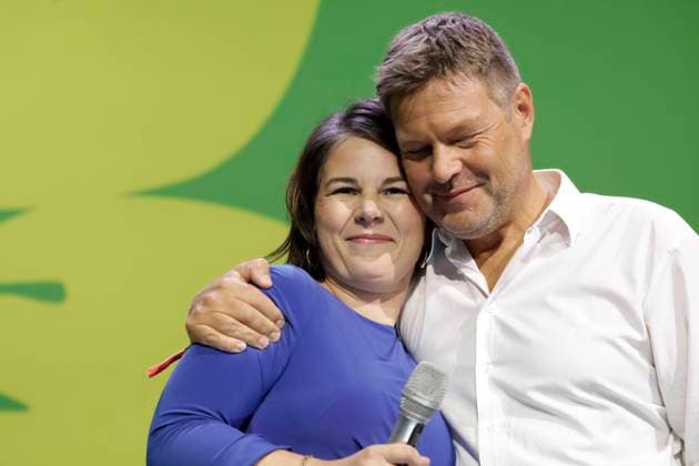 Bilder des Jahres 2021, News 09 September News Themen der Woche KW38 News Bilder des Tages Annalena Baerbock, Kanzlerkandidatin und Bundesvorsitzende Buendnis 90 Die Gruenen, mit Robert Habeck am Wahlabend in der Columbiahalle, DEU, Berlin, 26.09.2021