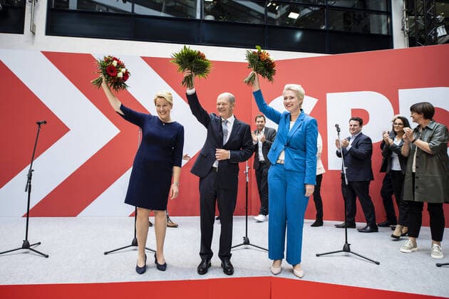 Bilder des Jahres 2021, News 09 September News Themen der Woche KW39 News Bilder des Tages Franziska Giffey (mL), Landesvorsitzende der SPD Berlin, Olaf Scholz (M), Kanzlerkandidat der SPD, und Manuela Schwesig (mR), SPD-Landesvorsitzende in Mecklenburg-Vorpommern, aufgenommen im Rahmen der Blumenuebergabe und eines Pressestatements im Willy-Brandt-Haus in Berlin, 27.09.2021. Bei der Bundestagswahl wurde die SPD staerkste Kraft vor der CDU und den Gruenen. Berlin Deutschland