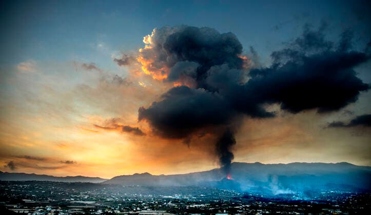 Bilder des Jahres 2021, News 09 September News Themen der Woche KW39 News Bilder des Tages VOLCÃN CUMBRE VIEJA Erupcion del volcan Cumbre Vieja en La Palma. En la imagen, amanecer desde el monte de La Laguna. Cumbre Vieja eruption in La Palma. In this picture, sunrise from La Laguna hill. MADRID ESPANA 117413061