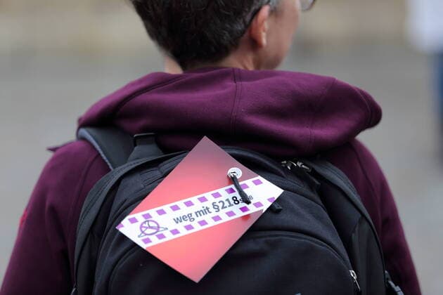 Bilder des Jahres 2021, News 09 September News Themen der Woche KW39 Eine Frau mit Schild Weg mit Paragraf 218 StGB während einer Kundgebung für die Entkriminalisierung von Schwangerschaftsabbrüchen anlässlich des International Safe Abortion Day auf dem Alten Markt in Potsdam, 28. September 2021. International Safe Abortion Day