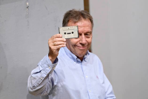 Bilder des Jahres 2021, News 09 September News Bilder des Tages Et aldrig foer udgivet kassettebaand med interview af John Lennon og Yoko Ono fra deres vinterophold i Thy i 1970 er paa auktion hos Bruun Rasmussen i Koebenhavn tirsdag den 28. september 2021. Paa den 33 minutter lange optagelse er samtalen mellem det celebre par og de fire 16-aarige danske skoledrenge, som interviewede parret, samt det aldrig udgivne nummer Radio Peace . Kassettebaandet blev solgt for 370.000 kroner til en udenlandsk koeber.. , Copenhagen Denmark Copyright: PhilipxDavali PhilipxDavalix COP104 spdk20210928-195527-L