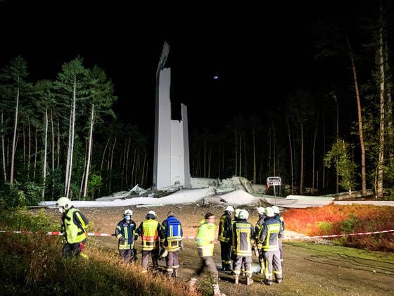 Bilder des Jahres 2021, News 09 September News Themen der Woche KW39 News Bilder des Tages (NRW) Windkraftwerk bei Haltern am See komplett eingestürzt - Einweihung wäre am 30.9. gewesen- Partyzelte stehen in Nähe - 6 Millionen Euro Schaden laut ersten Angaben Windkraftwerk bei Haltern am See (NRW) im Wald komplett auseinandergefallen - 6 Millionen Euro Schaden laut ersten Angaben Nordrhein-Westfalen, 45721 Haltern am See, Deutschland Copyright: 7aktuell.dex xM.xGruber