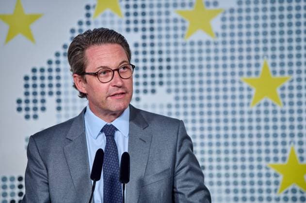 Bundesverkehrsminister Andreas Scheuer bei der Ankunft des EU-Sonderzugs Connecting Europe Express (CEE) am Berliner Bahnhof Südkreuz und trifft dort auf den historischen Trans-Europ-Express. Der EU-Sonderzug durchquert seit dem 2. September 26 Länder auf dem Kontinent. German Transport Minister Andreas Scheuer at the arrival of the special EU train Connecting Europe Express (CEE) at Berlin s Südkreuz station, where he meets the historic Trans-Europ-Express. The special EU train has been crossing 26 countries on the continent since September 2. snapshot-photography F.Boillot