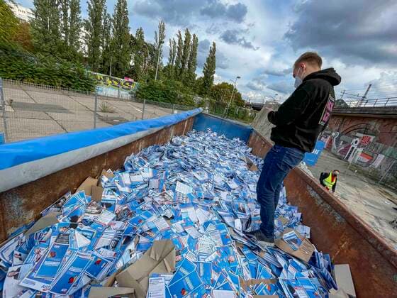 Bilder des Jahres 2021, News 09 September News Themen der Woche KW39 News Bilder des Tages ZPS wirft Millionen AfD-Flyer in den Müll, Guerillateam wirft Millionen AfD-Flyer in den Müll. Mit einer fingierten Flyer-Verteilfirma hat das Zentrum für politische Schönheit (ZPS) die AfD dazu gebracht, dass die Partei den Aktionskünstlern angeblich fünf Millionen Flyer mit einem Gesamtgewicht von 72 Tonnen vor der Bundestagswahl zugesandt hat. Die Flyer wurden medienwirksam in bereitstehende Behälter entsorgt.