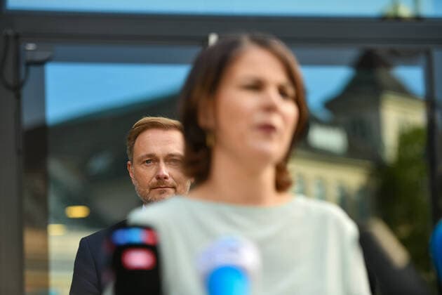 Bilder des Jahres 2021, News 10 Oktober News Themen der Woche KW39 News Bilder des Tages Berlin, Deutschland 01. Oktober 2021: Gespraech zwischen Buendnis 90 Die Gruenen und FDP - Statement - 01.10.2021 Annalena Baerbock (B™90 Die Grünen), im Hintergrund Christian Lindner (FDP) DesignOffices Berlin am Zoo Berlin Copyright: xFotostandx xReuhlx