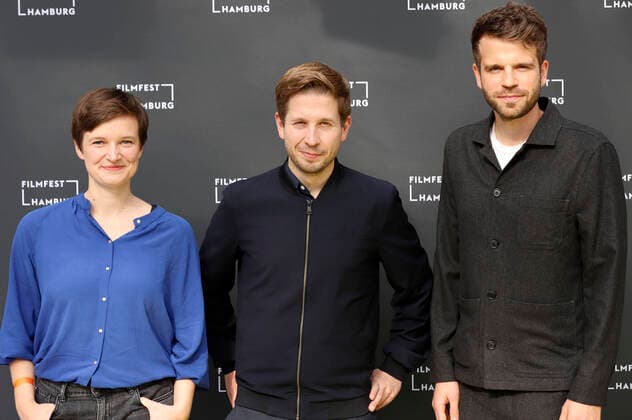 Bilder des Jahres 2021, Entertainment 10 Oktober Entertainment Themen der Woche KW39 Entertainment Bilder des Tages Katharina Schiele, Kevin Kühnert und Lukas Stratmann bei der Premiere des ARD-Dokumentarfilms Kevin Kühnert und die SPD auf dem 29. Filmfest Hamburg 2020 im Cinemaxx Dammor. Hamburg, 02.10.2021